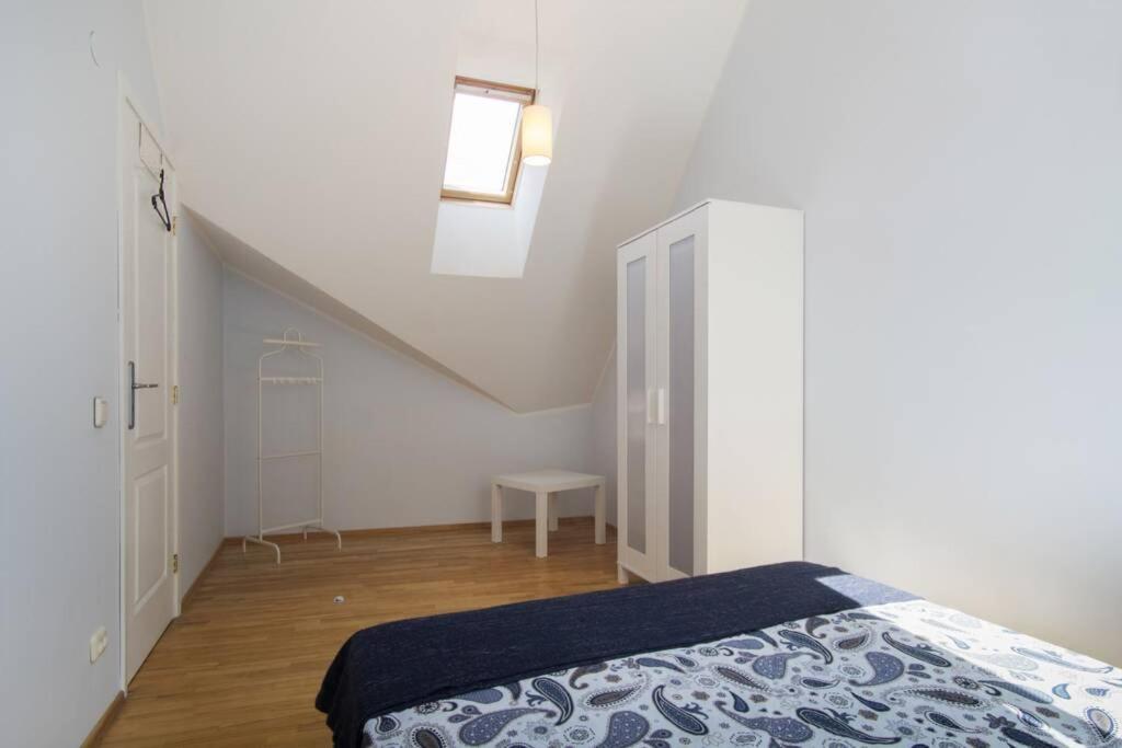 וילנה Private Sauna & 4 Bedrooms Old Town Rooftop Apartment מראה חיצוני תמונה